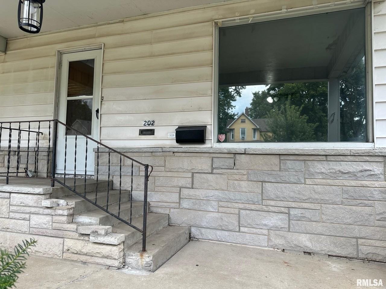 202 N State St - Photo 2 of 15