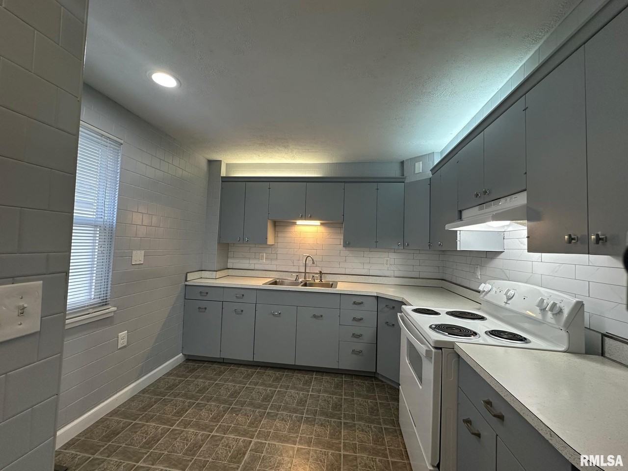 202 N State St - Photo 6 of 15