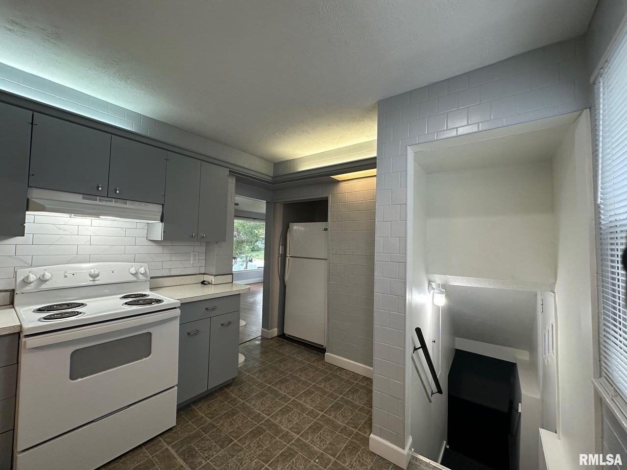 202 N State St - Photo 7 of 15