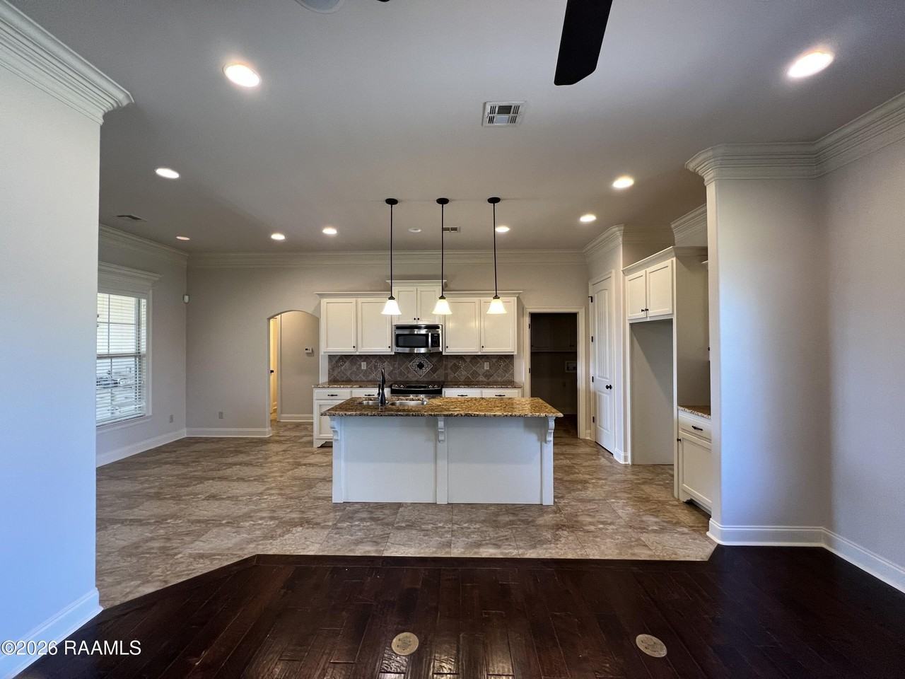 204 Crenshaw Dr - Photo 4 of 19