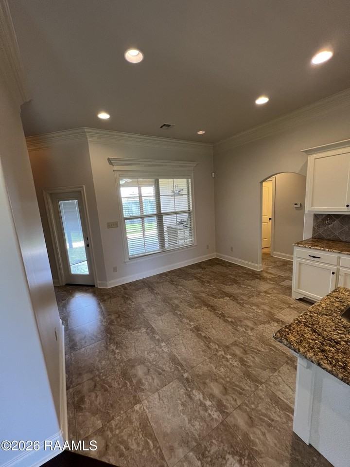 204 Crenshaw Dr - Photo 7 of 19