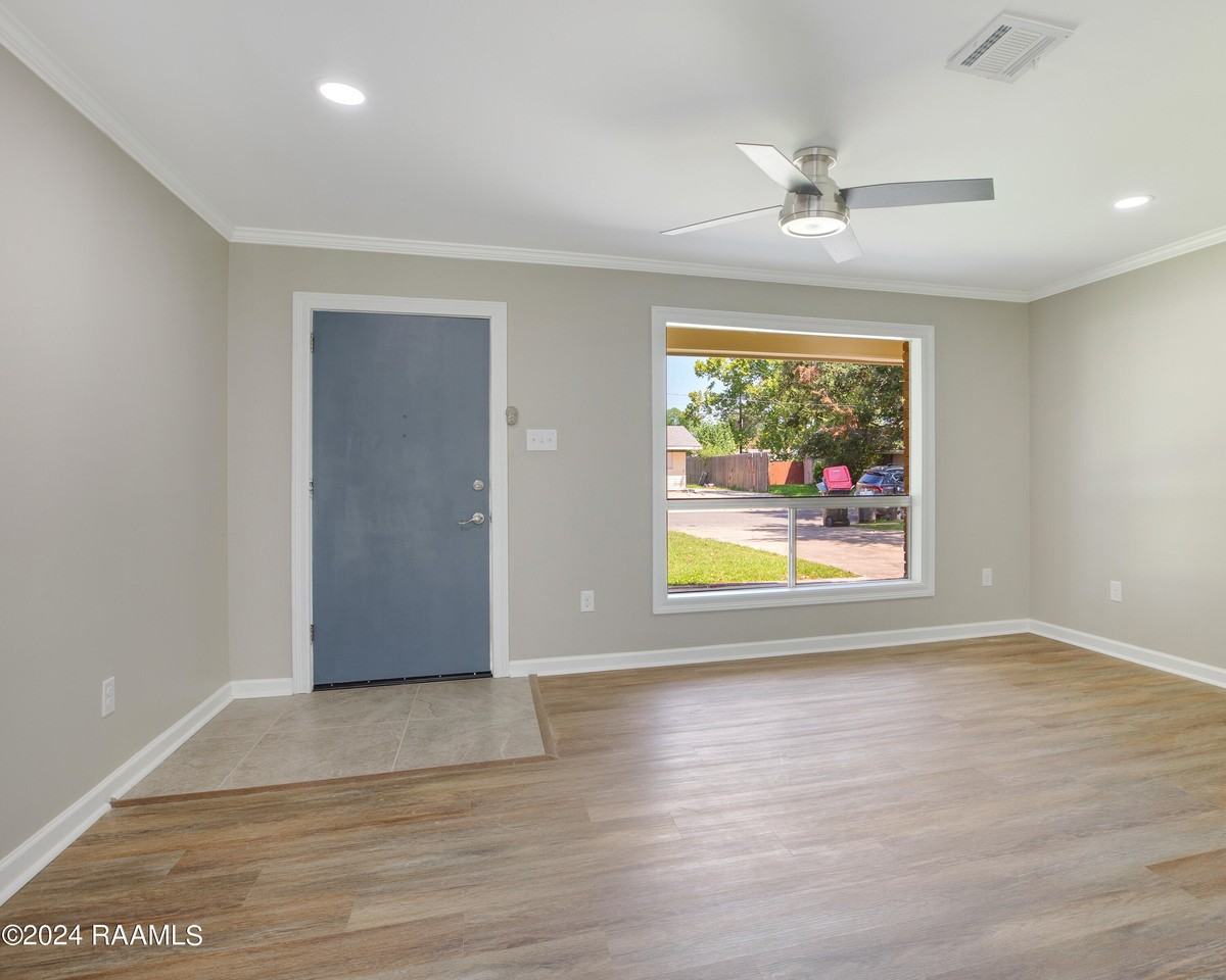 113 Montgomery Dr - Photo 3 of 24