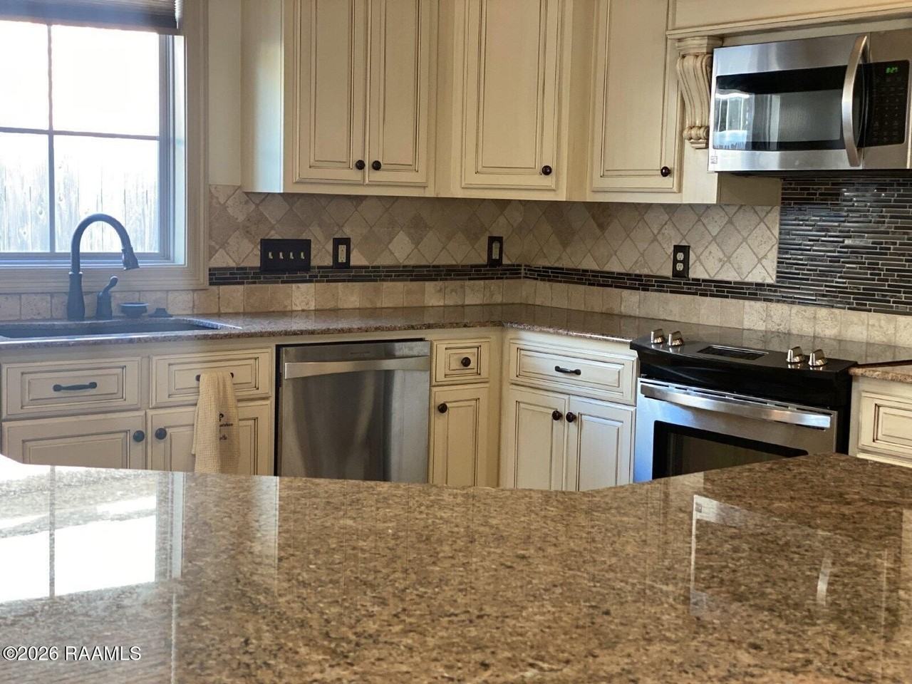 330 Dunvegan Ct - Photo 4 of 27