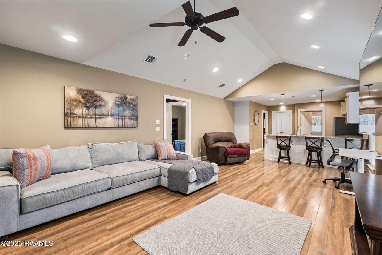 122 Acacia Ln - Photo 2 of 18