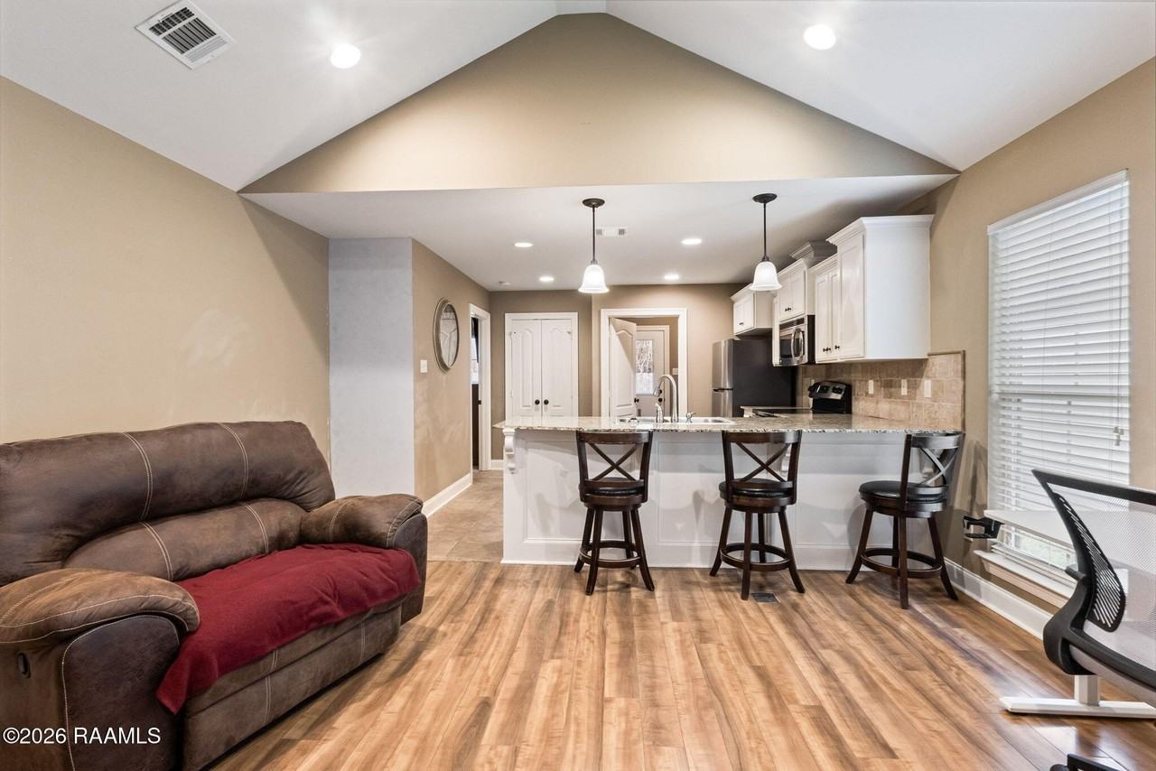 122 Acacia Ln - Photo 3 of 18