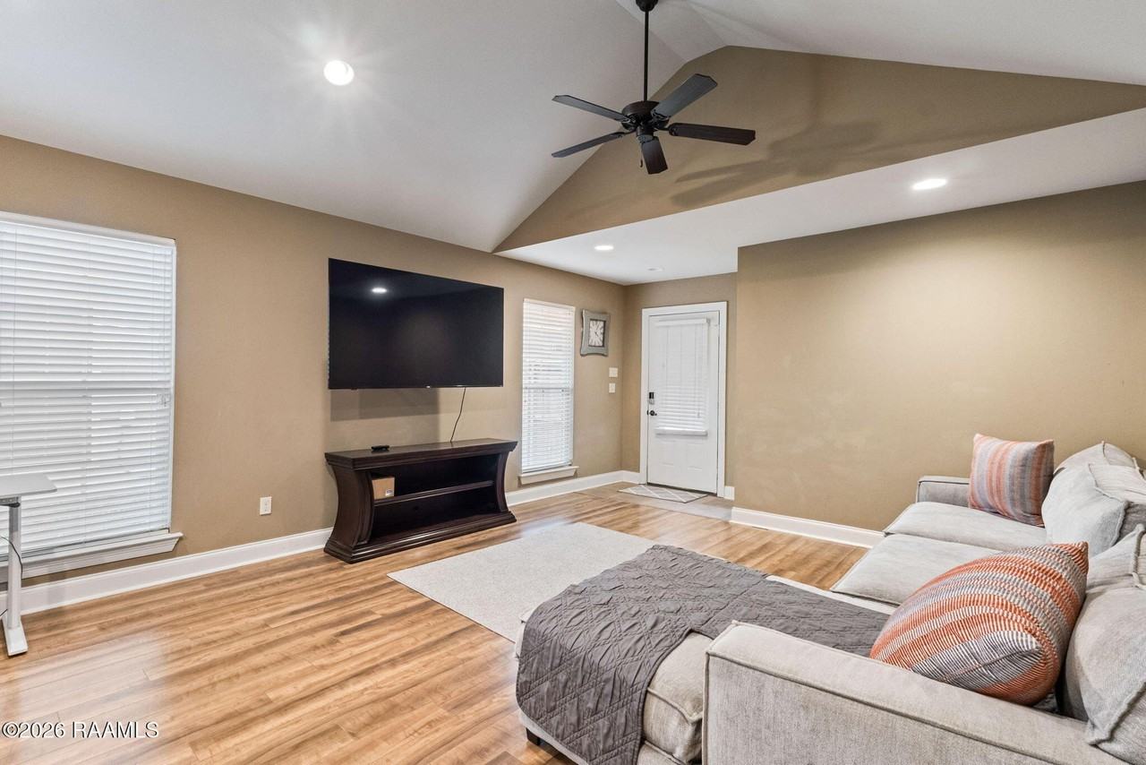 122 Acacia Ln - Photo 4 of 18