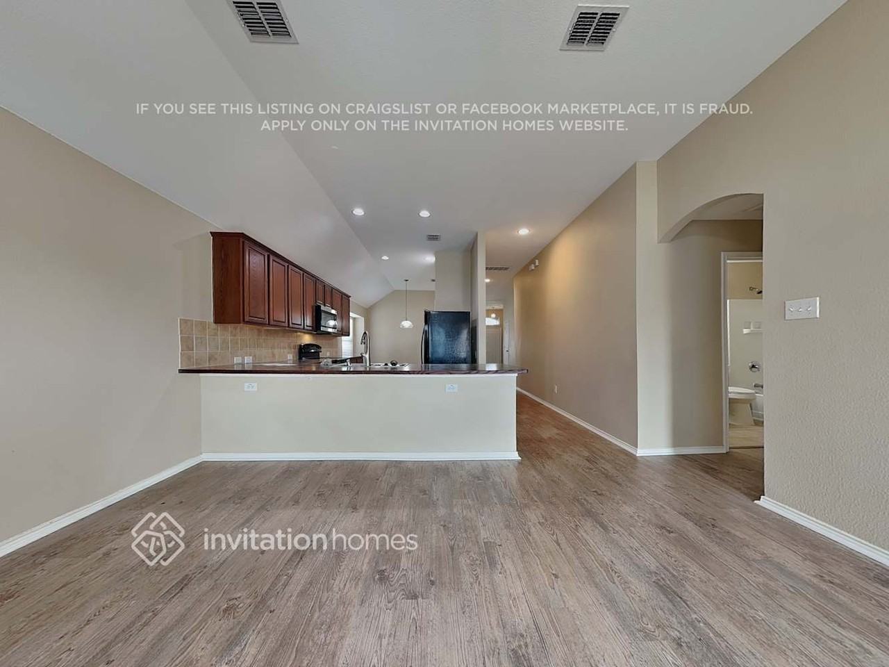 724 W Bend Blvd - Photo 3 of 18
