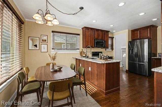 1105 E 5th St - Photo 4 of 35