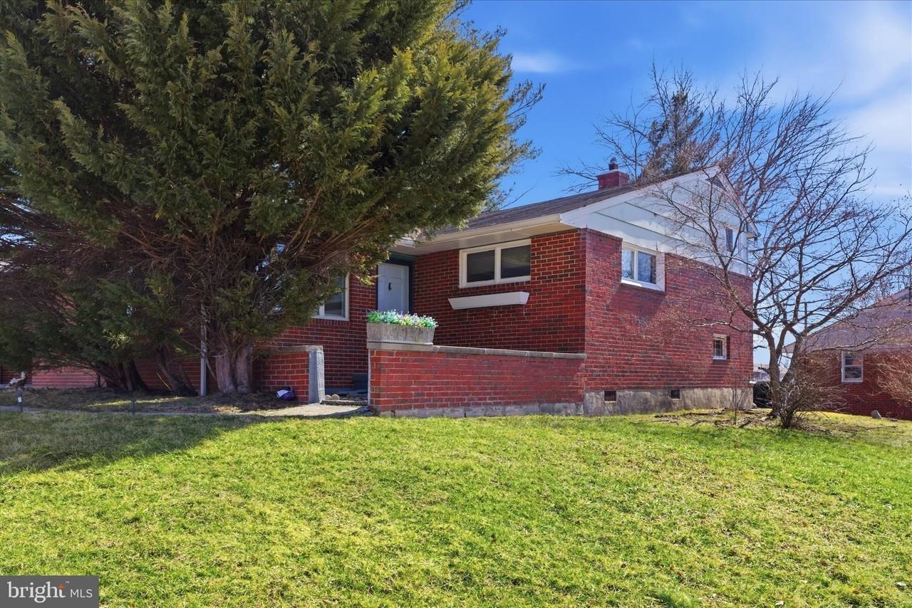 2423 Harwood Rd - Photo 4 of 36