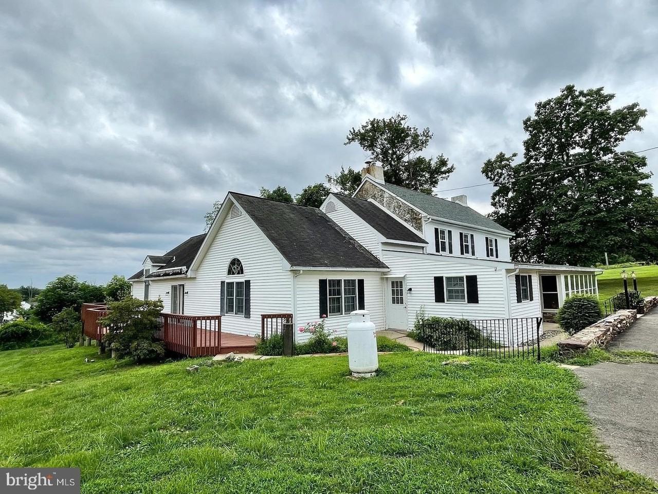 3679 PICKERTOWN Road unit: Farmhouse - Photo 2 of 32