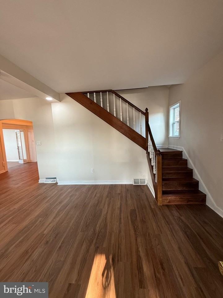 903 Hale St - Photo 4 of 20