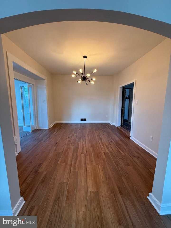 903 Hale St - Photo 5 of 20