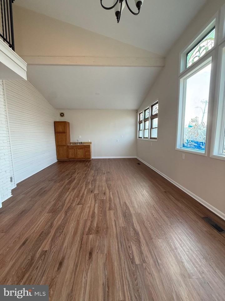 903 Hale St - Photo 7 of 20