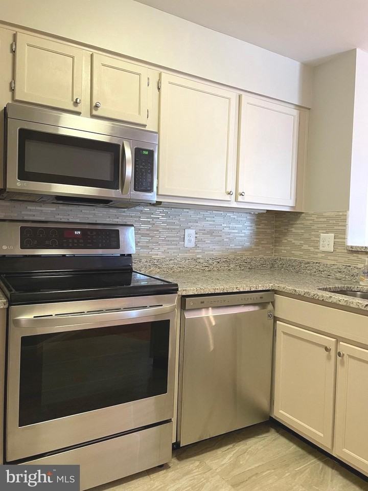 1100 Quaker Hill Dr Apt 421 - Photo 5 of 27