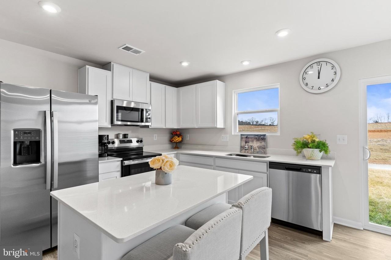 240 Olympus Rd - Photo 4 of 28