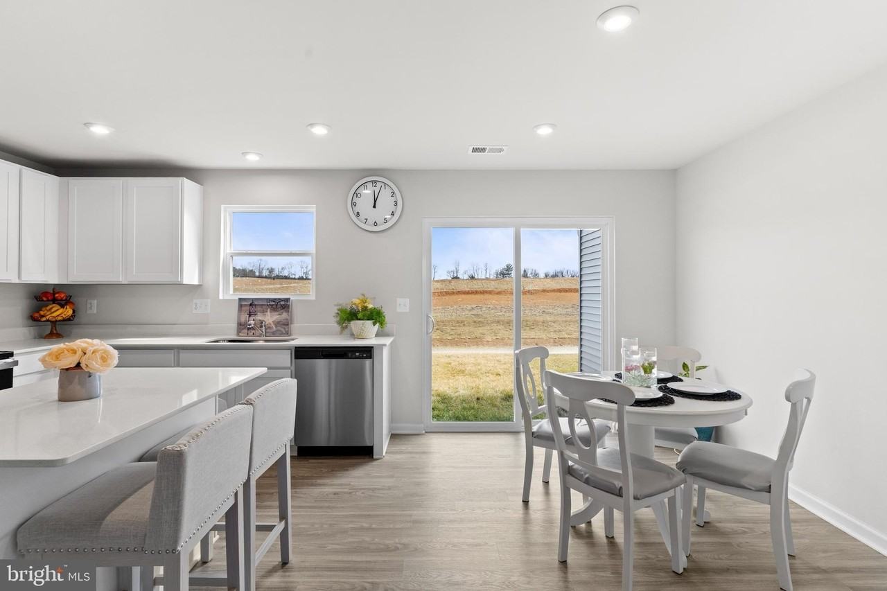 240 Olympus Rd - Photo 7 of 28