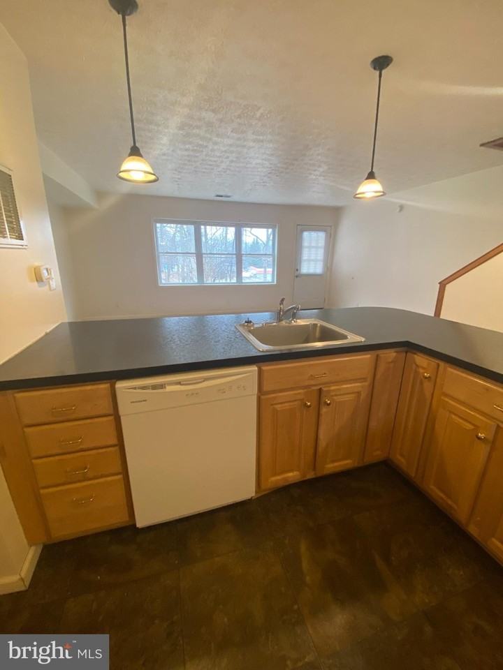 28 Holler Rd Apt 3 - Photo 4 of 23