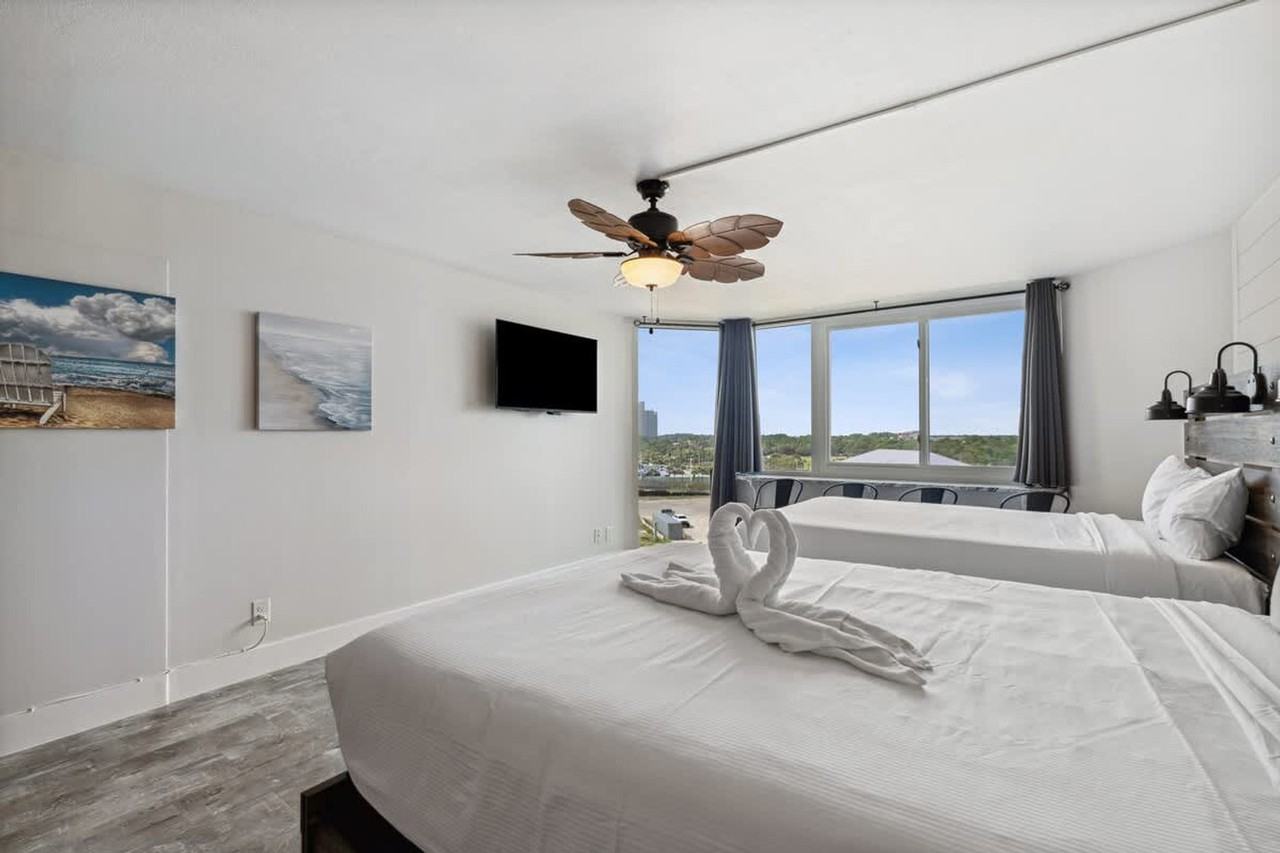 8817 S Thomas Dr #1354965P - Photo 3 of 49