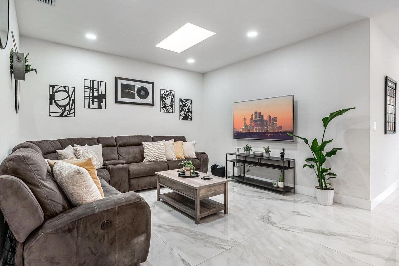 826 Southwest 14th Court - Photo 3 of 50