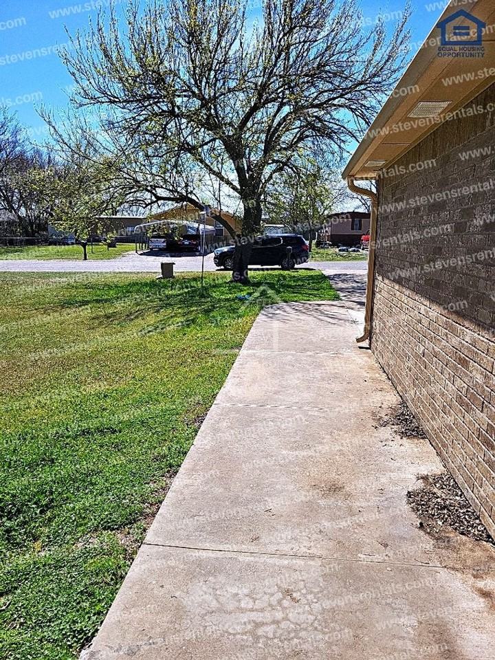 411 Sw Garfield Ave #B - Photo 3 of 21