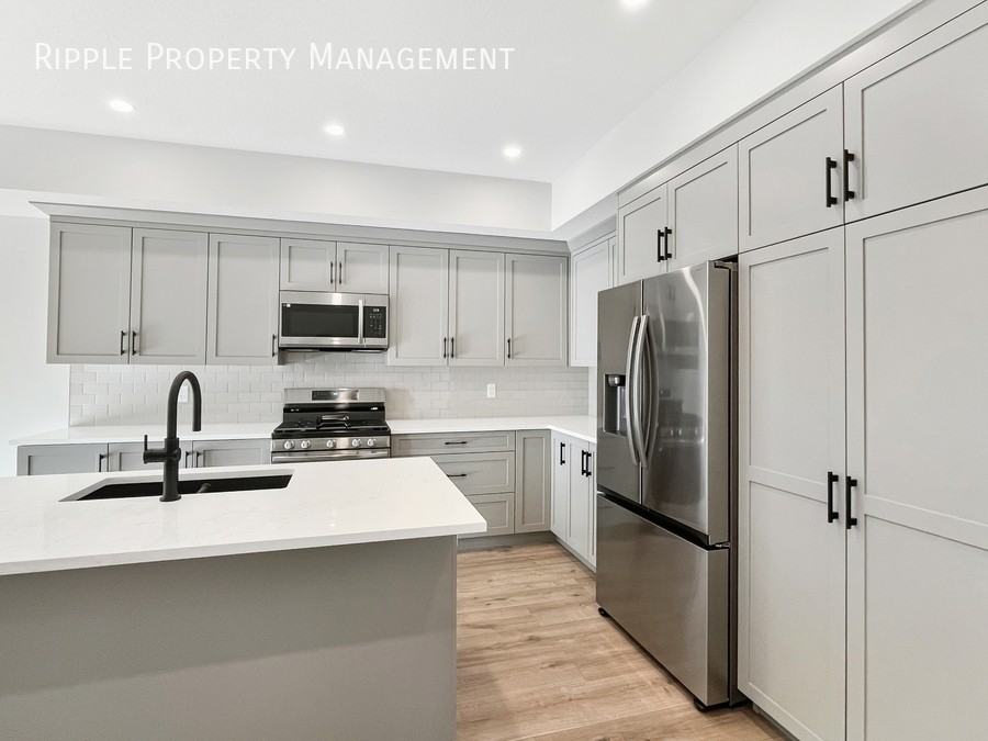 2618 28 Ave Sw #2618UPPER - Photo 3 of 30