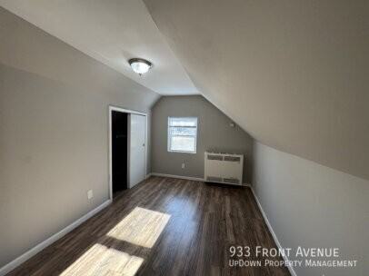 933 Front Ave - Photo 2 of 20