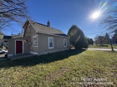 933 Front Ave - Photo 3 of 20
