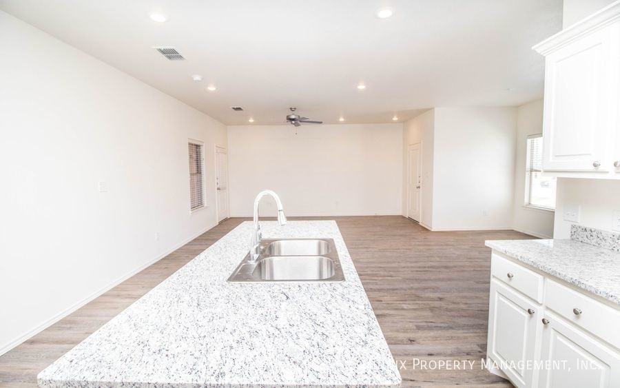 6904 21st St - Photo 4 of 31