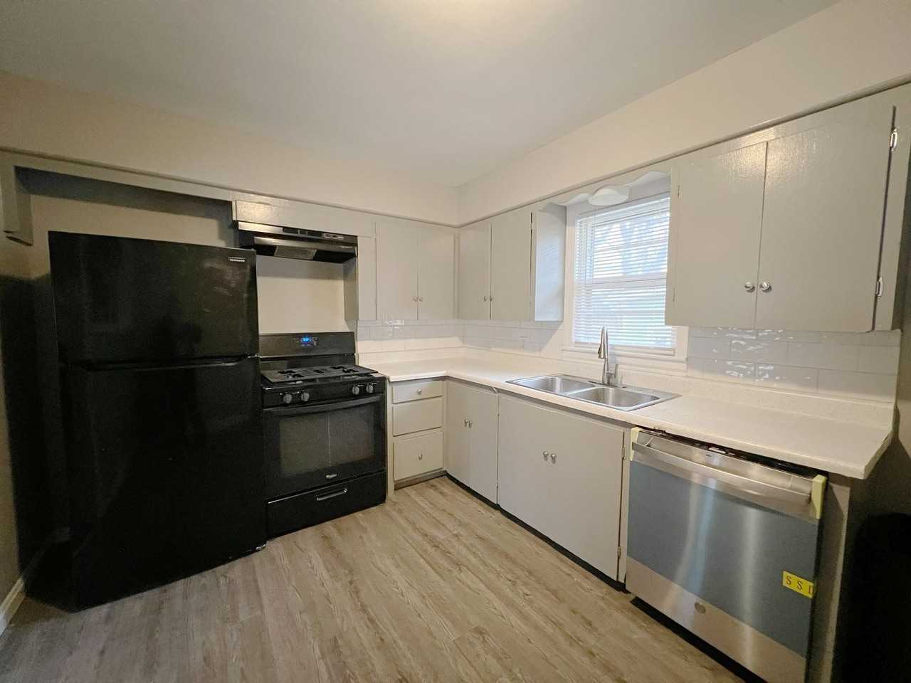 1413 S Sterling Ave - Photo 7 of 12