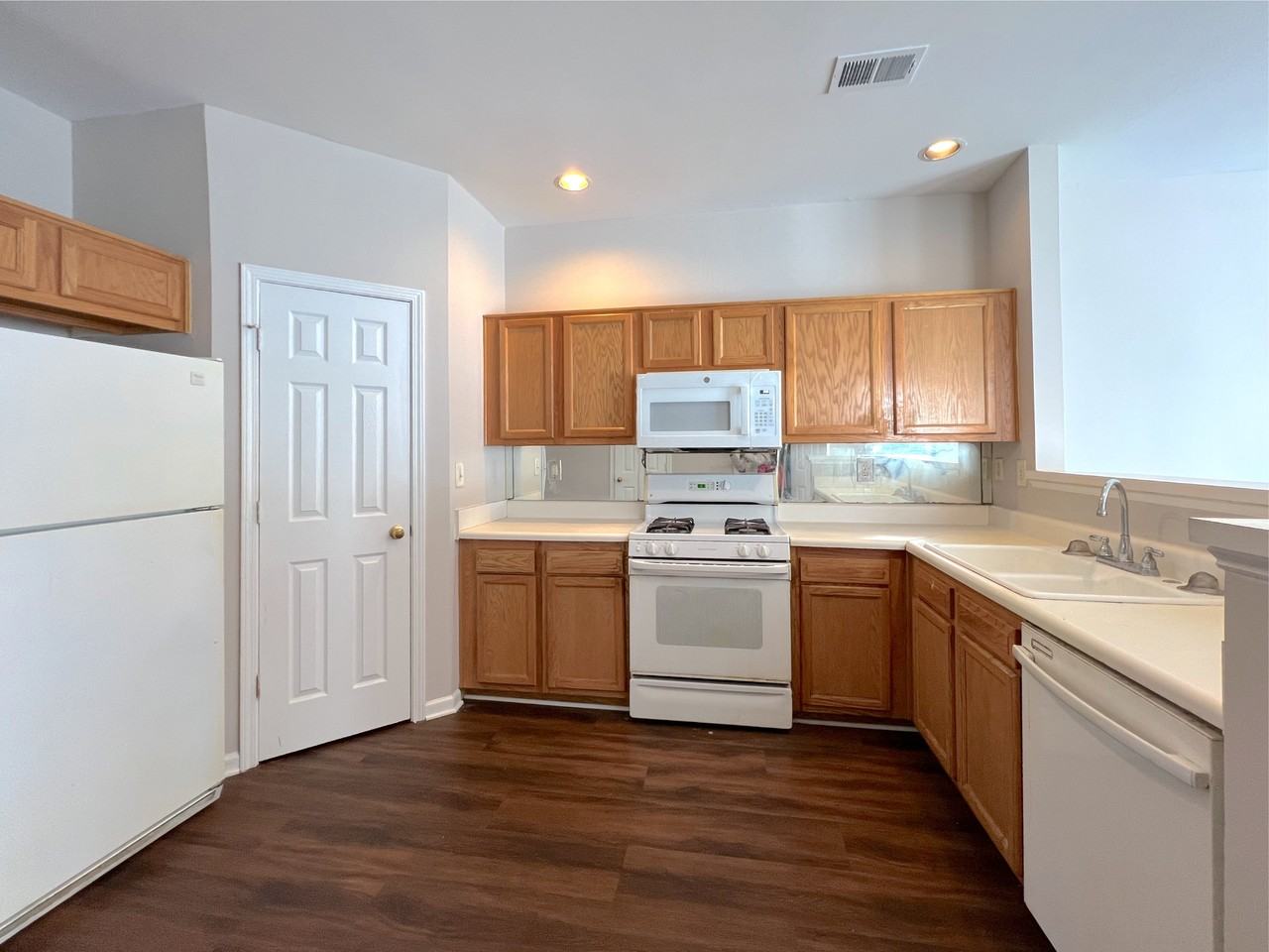 3361 Hidden Cove Cir - Photo 2 of 28