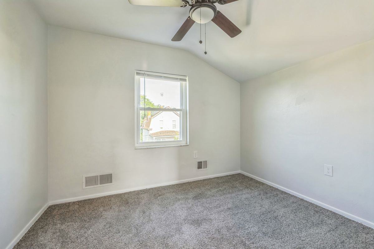 1611 Alverado Ave - Photo 4 of 19