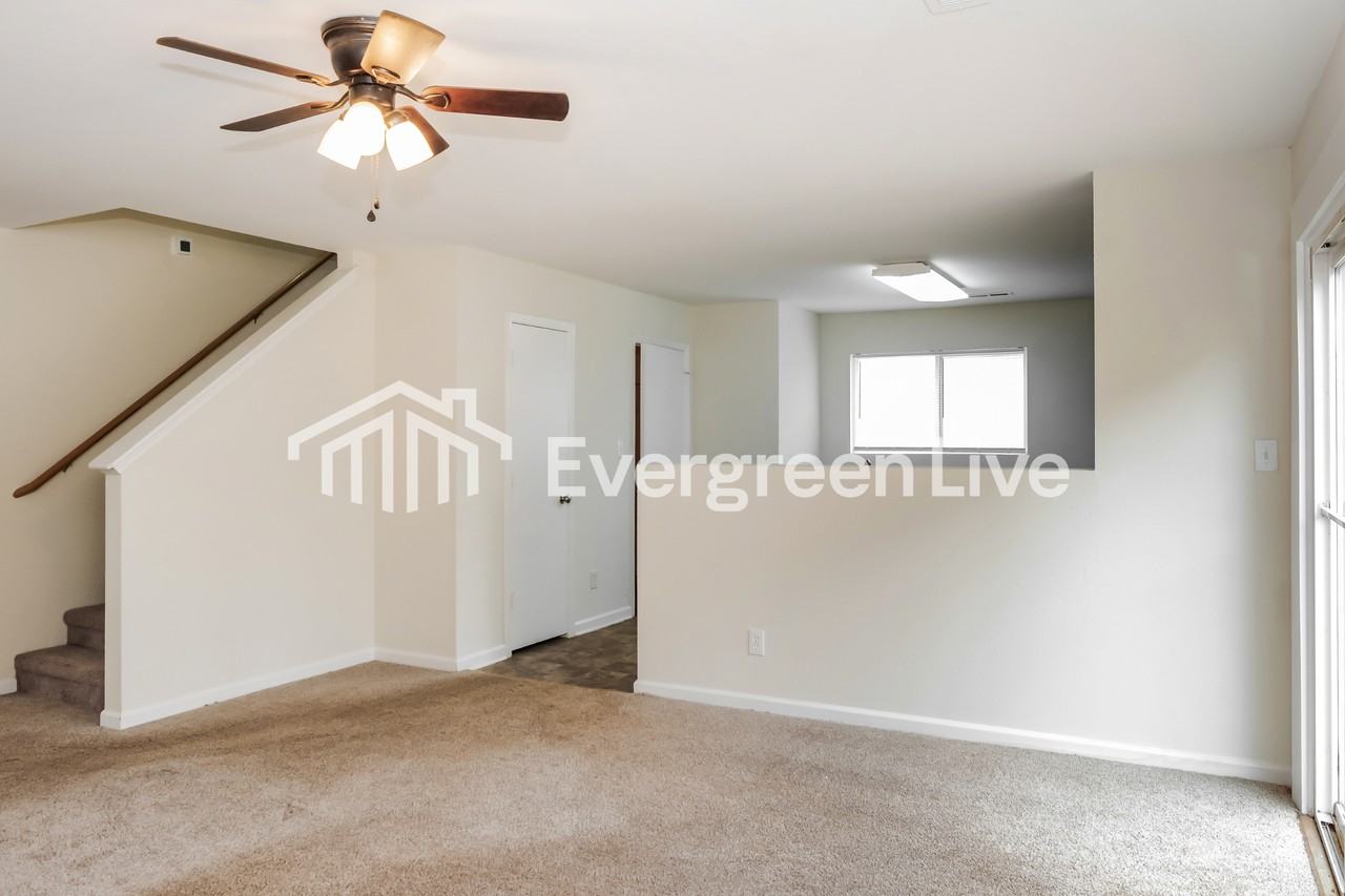 112 Bayside Ln - Photo 3 of 15