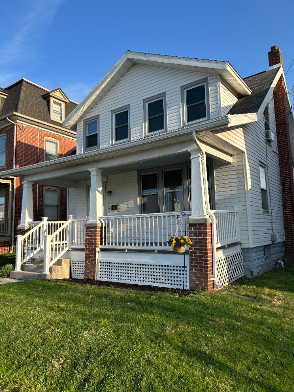 318 E Middle St - Photo 2 of 24