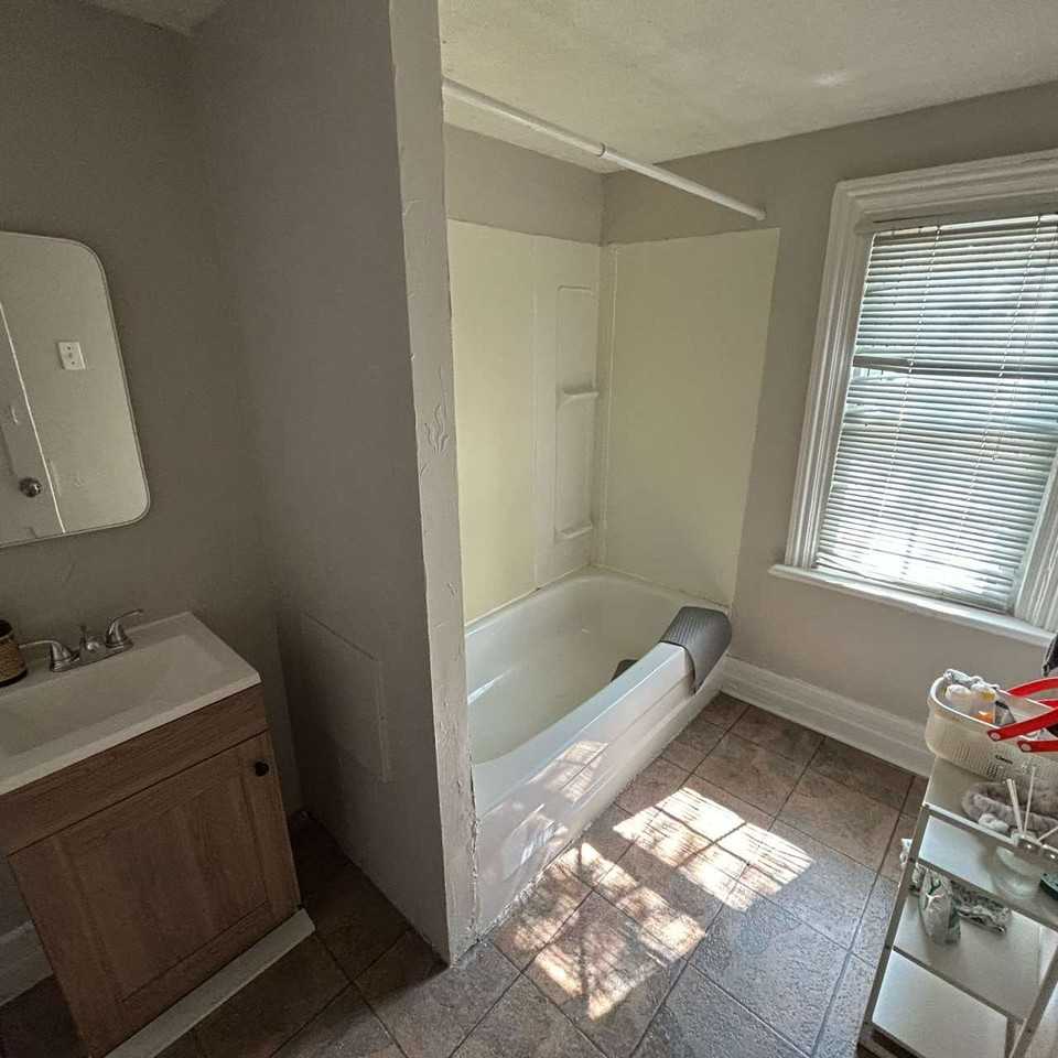 176 Montreal St - Photo 2 of 12