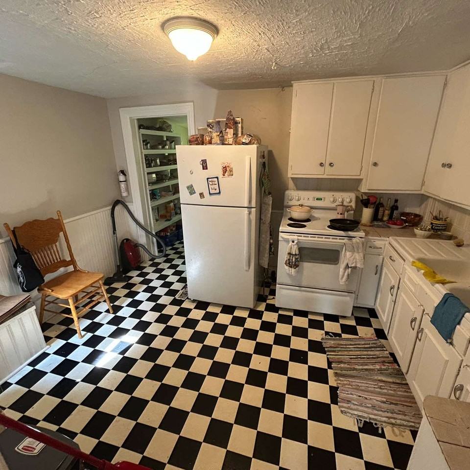 176 Montreal St - Photo 5 of 12