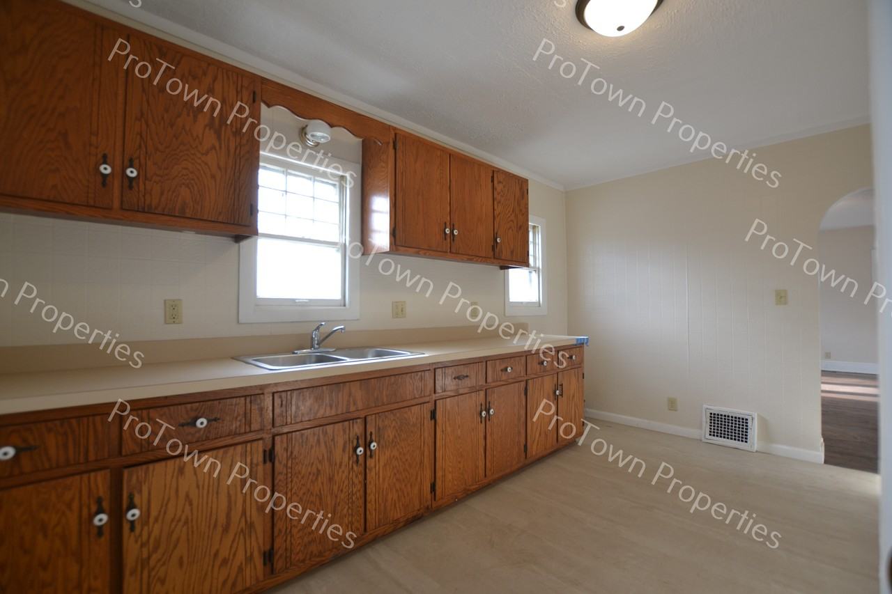 809 East Washington Street - Photo 5 of 6