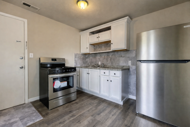 2015 W 19th St - Photo 2 of 7