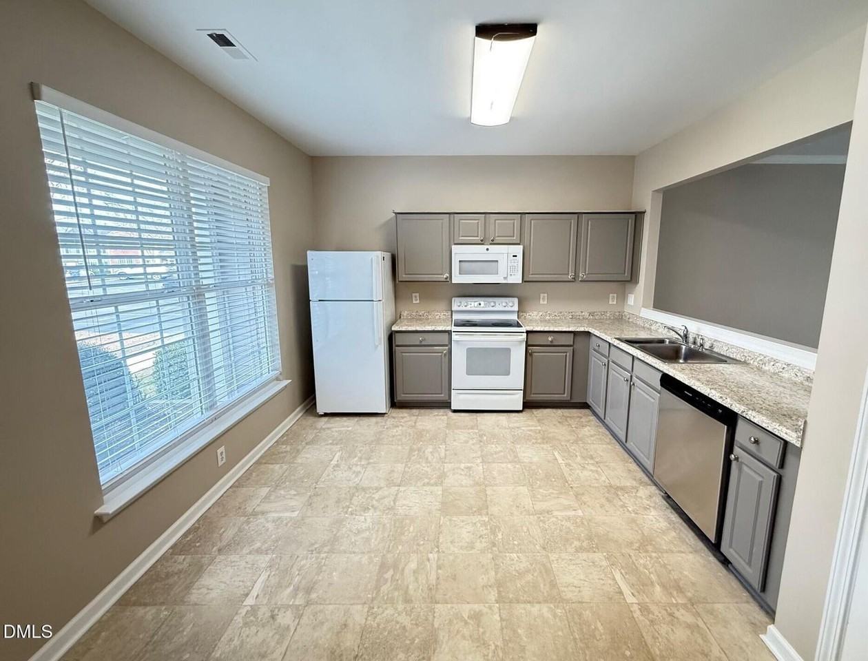 412 Canyon Lake Cir - Photo 3 of 29
