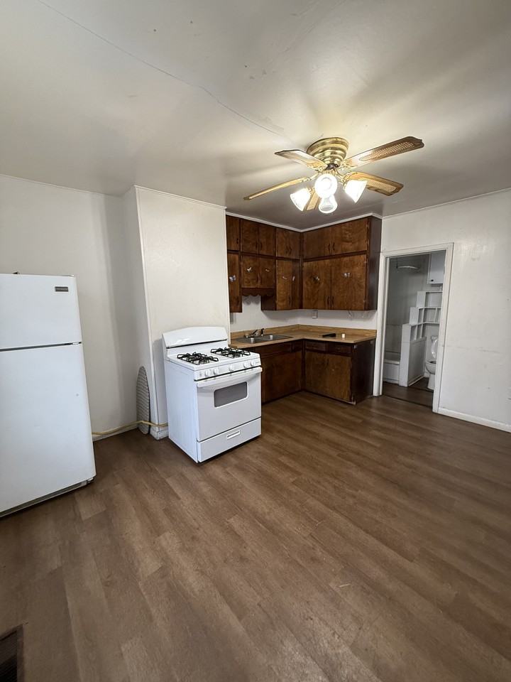 1012 Locust St #1 - Photo 2 of 8