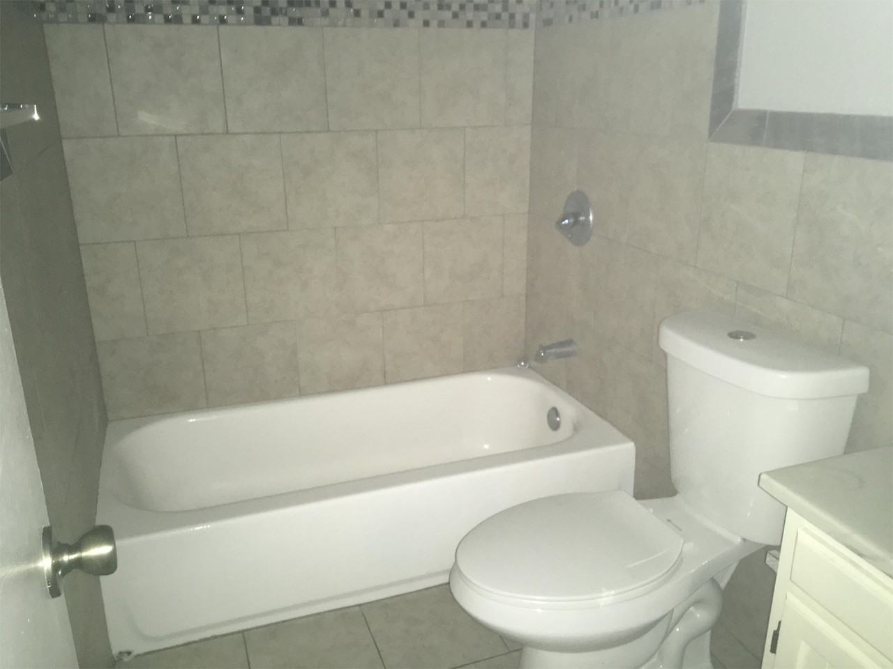 423 W Woodrow St #B - Photo 2 of 14