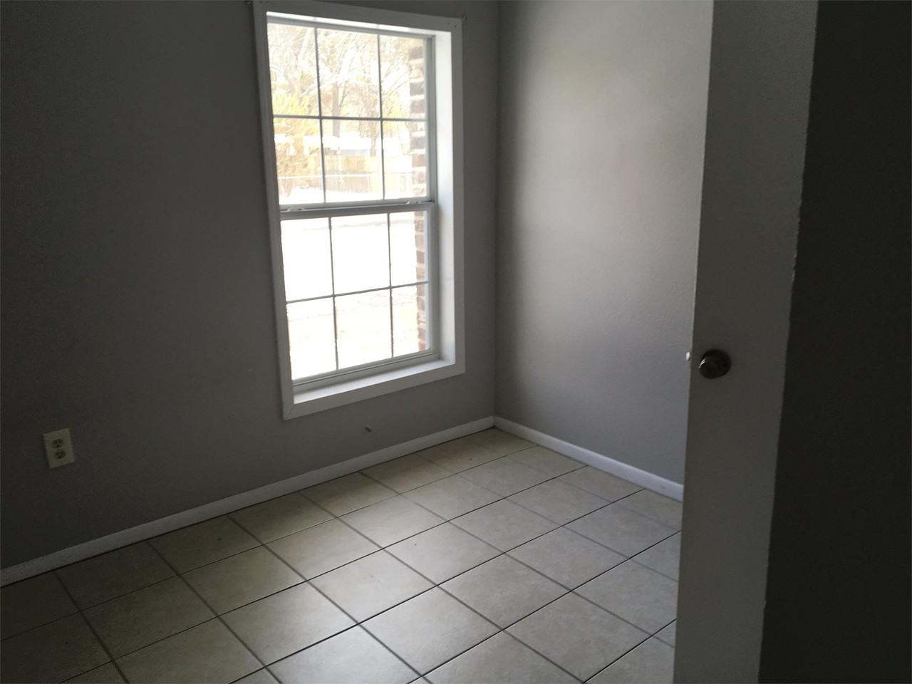 423 W Woodrow St #B - Photo 4 of 14