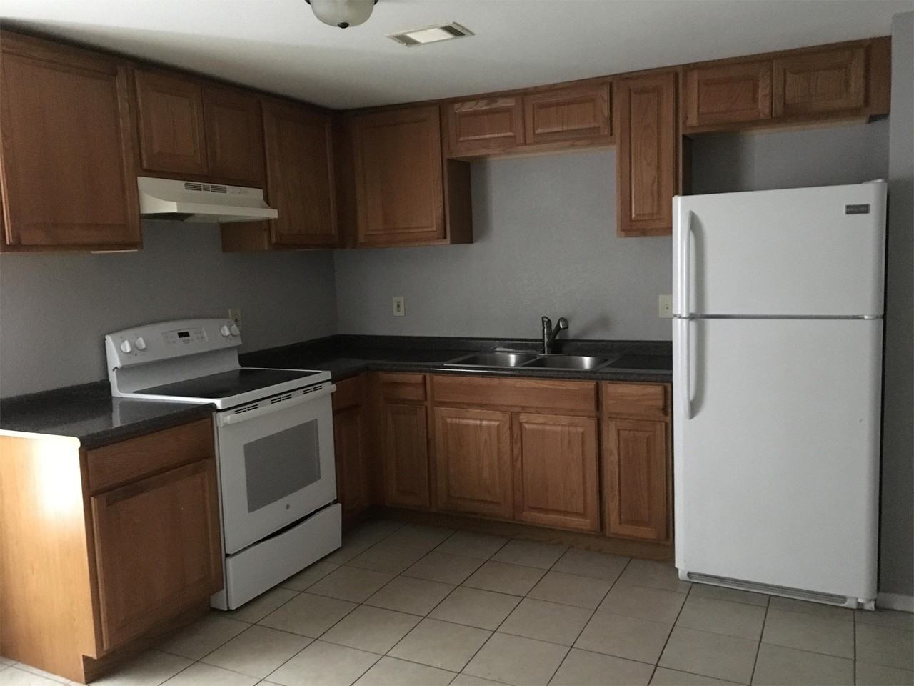 423 W Woodrow St #B - Photo 7 of 14