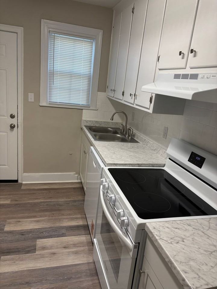 1538 Heath St - Photo 3 of 9