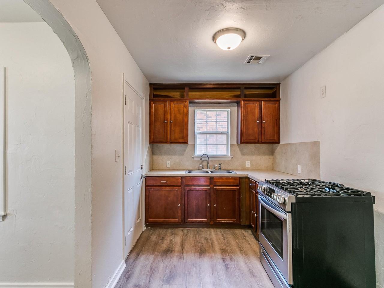 1501 Ne Grand Blvd #1 - Photo 3 of 10