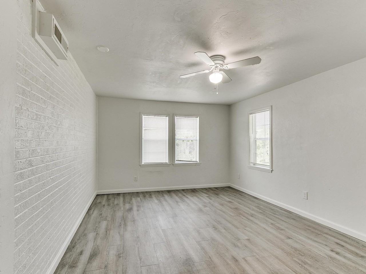 1501 Ne Grand Blvd #1 - Photo 4 of 10