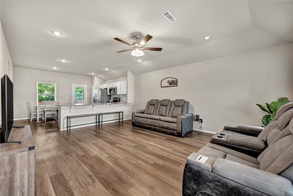 103 W Gillian Ave - Photo 3 of 26