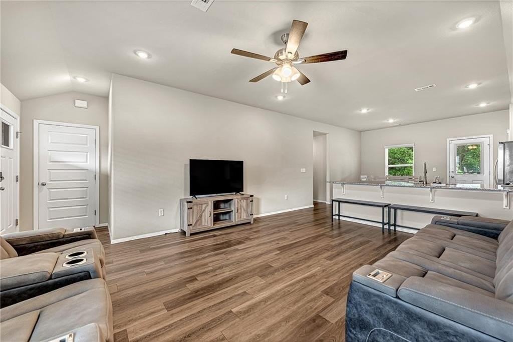 103 W Gillian Ave - Photo 4 of 26