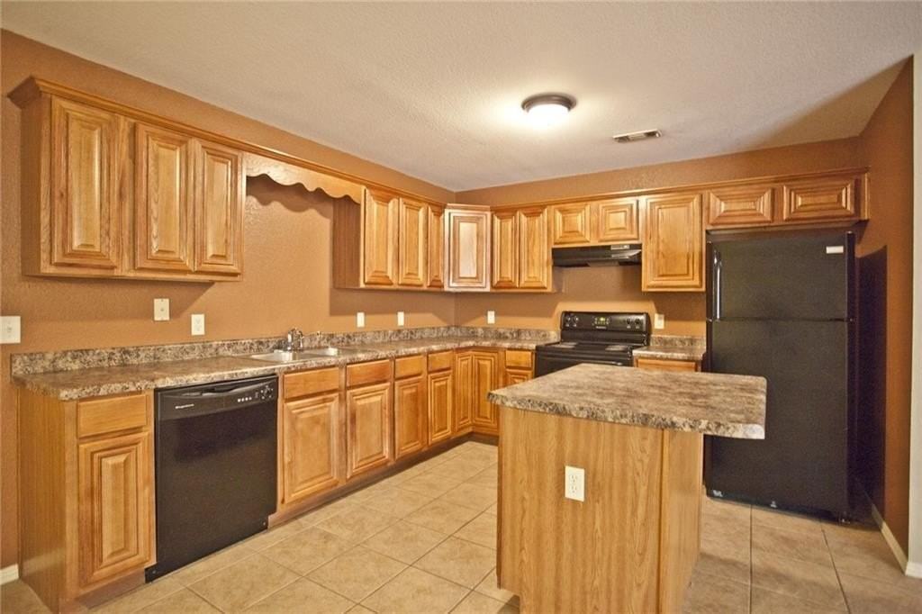 3012 S B St - Photo 5 of 13