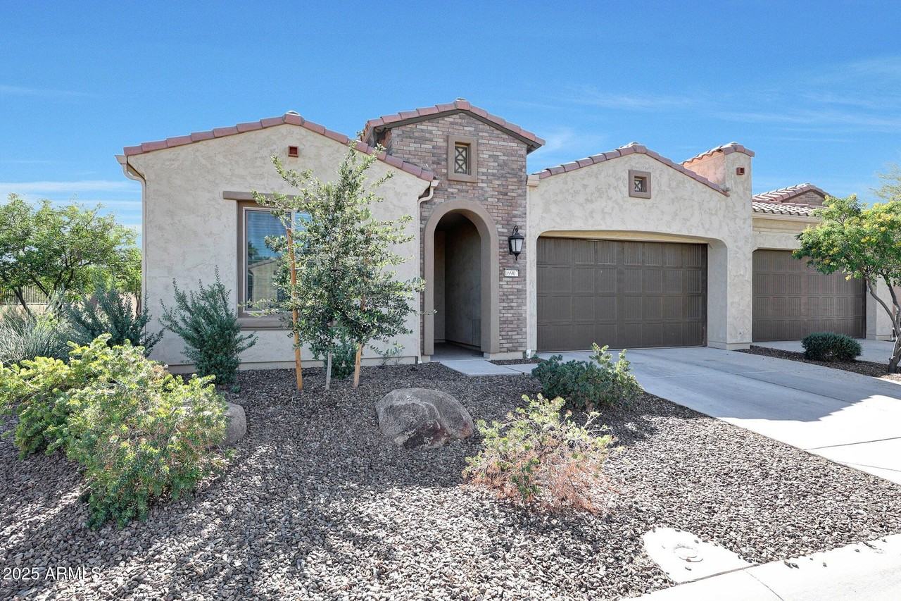 16907 W Holly St - Photo 2 of 32