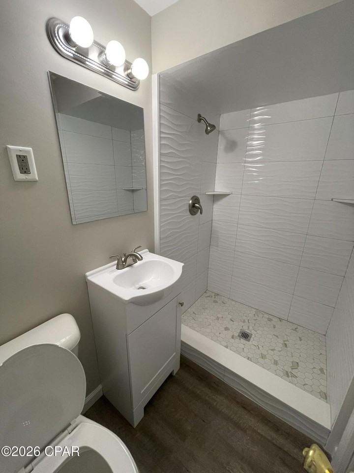 1113 Mckenzie Ave Unit B - Photo 5 of 10